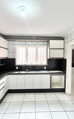 Casa à venda com 220m², 4 quartos e 2 vagas Casa à venda com 220m², 4 quartos e 2 vagasCozinha