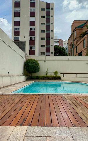 Apartamento à venda com 250m², 3 quartos e 4 vagas Apartamento à venda com 250m², 3 quartos e 4 vagasÁrea comum - Piscina