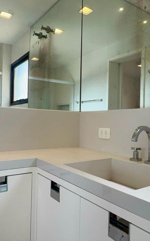 Apartamento à venda com 250m², 3 quartos e 4 vagas Apartamento à venda com 250m², 3 quartos e 4 vagasBanheiro da Suíte
