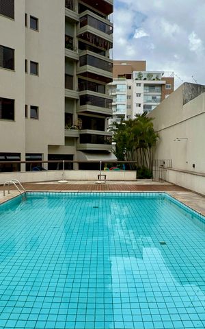 Apartamento à venda com 250m², 3 quartos e 4 vagas Apartamento à venda com 250m², 3 quartos e 4 vagasÁrea comum - Piscina
