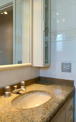 Apartamento à venda com 250m², 3 quartos e 4 vagas Apartamento à venda com 250m², 3 quartos e 4 vagasBanheiro