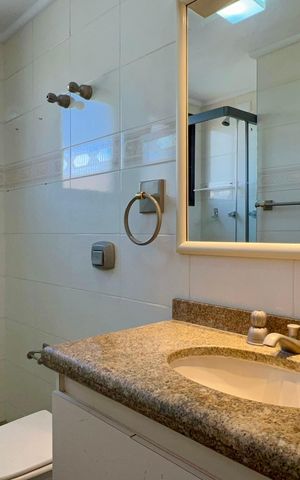Apartamento à venda com 250m², 3 quartos e 4 vagas Apartamento à venda com 250m², 3 quartos e 4 vagasBanheiro