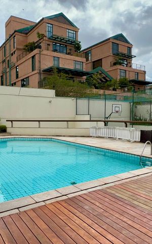 Apartamento à venda com 250m², 3 quartos e 4 vagas Apartamento à venda com 250m², 3 quartos e 4 vagasÁrea comum - Piscina