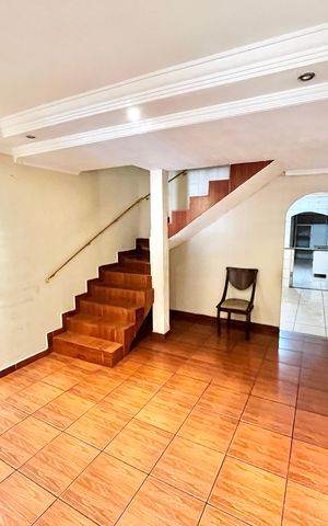 Casa à venda com 92m², 3 quartos e 2 vagas Casa à venda com 92m², 3 quartos e 2 vagasSala