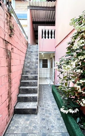 Casa à venda com 92m², 3 quartos e 2 vagas Casa à venda com 92m², 3 quartos e 2 vagasEscada