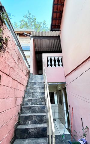 Casa à venda com 92m², 3 quartos e 2 vagas Casa à venda com 92m², 3 quartos e 2 vagasEscada