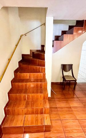 Casa à venda com 92m², 3 quartos e 2 vagas Casa à venda com 92m², 3 quartos e 2 vagasEscada