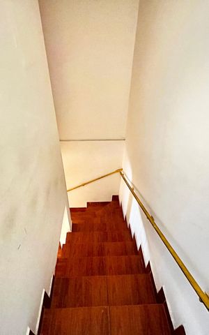 Casa à venda com 92m², 3 quartos e 2 vagas Casa à venda com 92m², 3 quartos e 2 vagasEscada