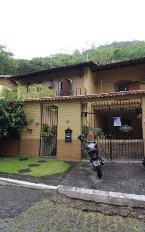 Casa de condomínio à venda com 392m², 4 quartos e 2 vagasFachada + Placa