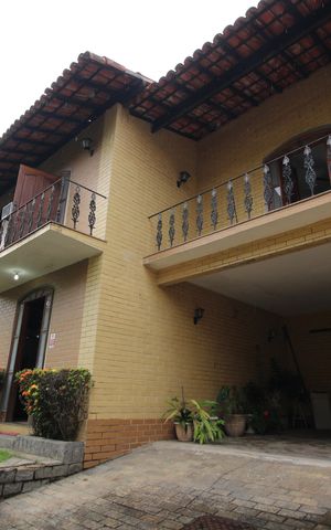 Casa de condomínio à venda com 392m², 4 quartos e 2 vagasFachada
