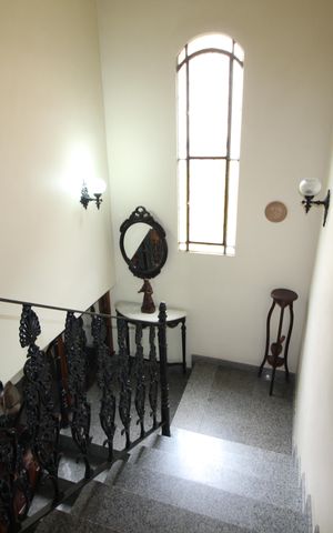 Casa de condomínio à venda com 392m², 4 quartos e 2 vagasEscada