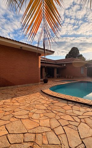 Casa para alugar com 900m², 5 quartos e sem vaga Casa para alugar com 900m², 5 quartos e sem vagaPiscina