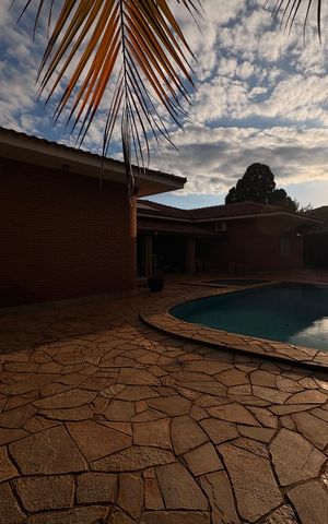 Casa para alugar com 900m², 5 quartos e sem vaga Casa para alugar com 900m², 5 quartos e sem vagaPiscina