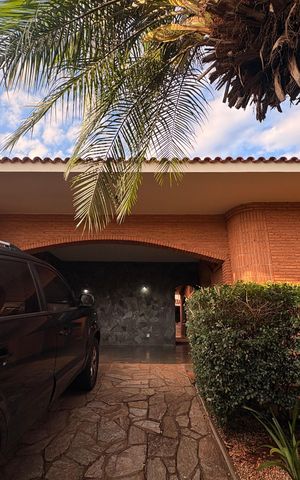 Casa para alugar com 900m², 5 quartos e sem vaga Casa para alugar com 900m², 5 quartos e sem vagaGaragem