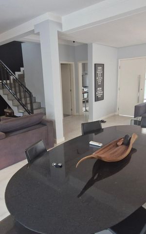 Casa de condomínio à venda com 191m², 4 quartos e 4 vagas