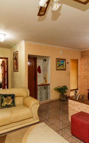 Casa à venda com 240m², 3 quartos e 6 vagas Casa à venda com 240m², 3 quartos e 6 vagasSala