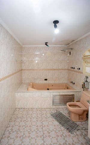 Casa à venda com 180m², 3 quartos e 2 vagasBanheiro da Suíte