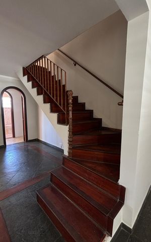 Casa à venda com 265m², 3 quartos e 2 vagasEscada