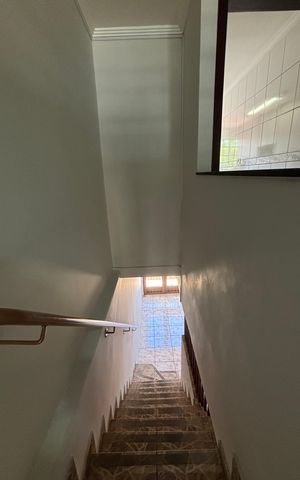 Casa à venda com 265m², 3 quartos e 2 vagasEscada