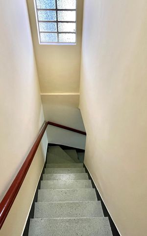 Casa à venda com 280m², 4 quartos e 3 vagas Casa à venda com 280m², 4 quartos e 3 vagasEscada