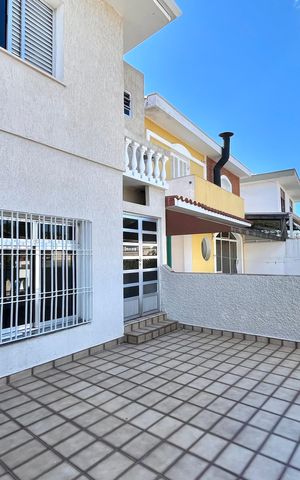 Casa à venda com 280m², 4 quartos e 3 vagas Casa à venda com 280m², 4 quartos e 3 vagasVaranda