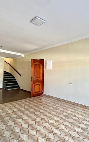 Casa à venda com 280m², 4 quartos e 3 vagas Casa à venda com 280m², 4 quartos e 3 vagasSala