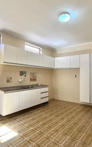 Casa à venda com 280m², 4 quartos e 3 vagas Casa à venda com 280m², 4 quartos e 3 vagasCozinha