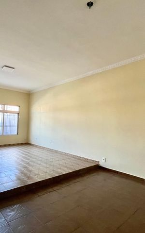 Casa à venda com 280m², 4 quartos e 3 vagas Casa à venda com 280m², 4 quartos e 3 vagasSala