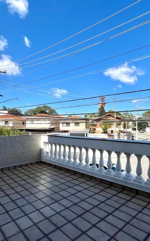 Casa à venda com 280m², 4 quartos e 3 vagas Casa à venda com 280m², 4 quartos e 3 vagasVaranda