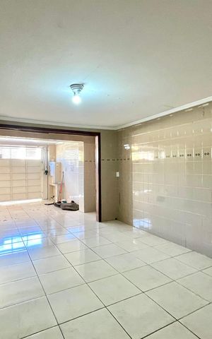 Casa à venda com 280m², 4 quartos e 3 vagas Casa à venda com 280m², 4 quartos e 3 vagasGaragem