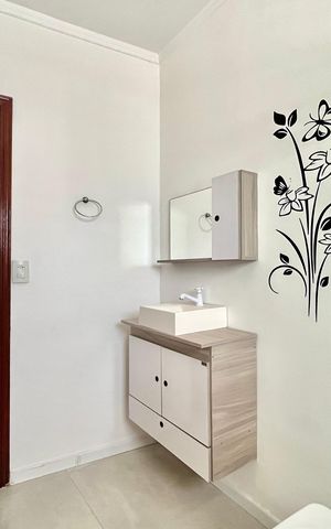Casa à venda com 280m², 4 quartos e 3 vagas Casa à venda com 280m², 4 quartos e 3 vagasBanheiro Corredor