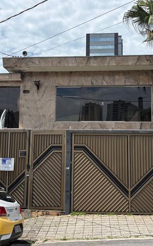Casa para alugar com 380m², 3 quartos e 6 vagasFachada 