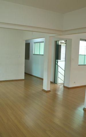 Casa para alugar com 380m², 3 quartos e 6 vagasSala