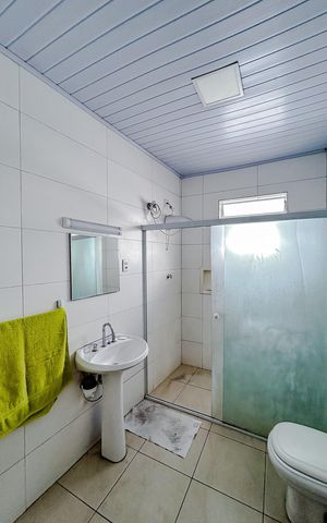 Casa à venda com 244m², 6 quartos e 3 vagasBanheiro