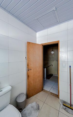 Casa à venda com 244m², 6 quartos e 3 vagasBanheiro