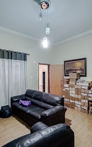 Casa à venda com 244m², 6 quartos e 3 vagasSala
