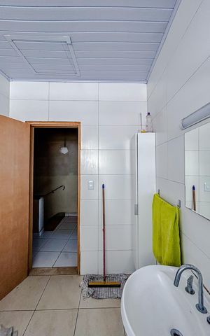 Casa à venda com 244m², 6 quartos e 3 vagasBanheiro