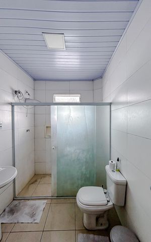 Casa à venda com 244m², 6 quartos e 3 vagasBanheiro