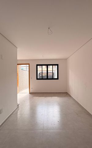 Casa à venda com 132m², 4 quartos e 2 vagas Casa à venda com 132m², 4 quartos e 2 vagasSala