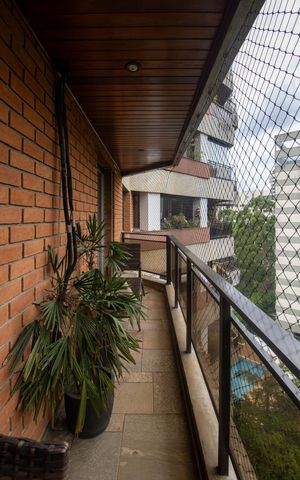 Apartamento à venda com 361m², 4 quartos e 4 vagas Apartamento à venda com 361m², 4 quartos e 4 vagasVaranda suíte 1 e 2