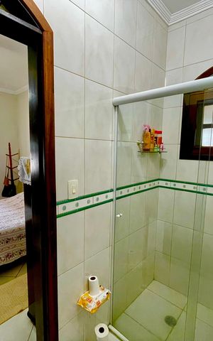 Casa à venda com 415m², 4 quartos e 5 vagas Casa à venda com 415m², 4 quartos e 5 vagasBanheiro da Suíte 1