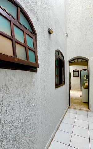 Casa à venda com 415m², 4 quartos e 5 vagas Casa à venda com 415m², 4 quartos e 5 vagasDetalhe da área externa