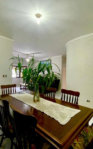 Casa à venda com 415m², 4 quartos e 5 vagas Casa à venda com 415m², 4 quartos e 5 vagasSala de Jantar