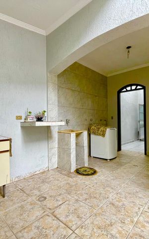 Casa à venda com 415m², 4 quartos e 5 vagas Casa à venda com 415m², 4 quartos e 5 vagasÁrea de Serviço