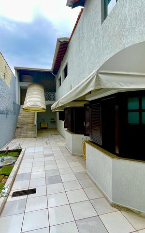 Casa à venda com 415m², 4 quartos e 5 vagas Casa à venda com 415m², 4 quartos e 5 vagasQuintal