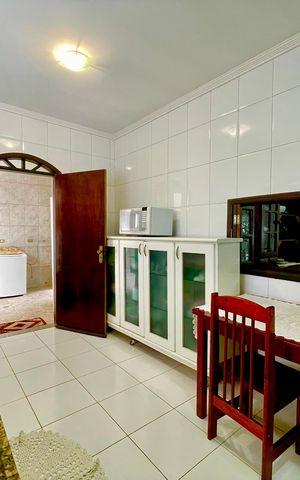 Casa à venda com 415m², 4 quartos e 5 vagas Casa à venda com 415m², 4 quartos e 5 vagasCozinha