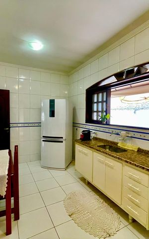 Casa à venda com 415m², 4 quartos e 5 vagas Casa à venda com 415m², 4 quartos e 5 vagasCozinha