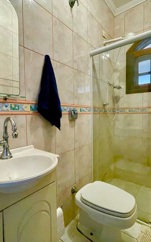 Casa à venda com 415m², 4 quartos e 5 vagas Casa à venda com 415m², 4 quartos e 5 vagasBanheiro da Suíte 2
