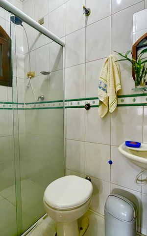 Casa à venda com 415m², 4 quartos e 5 vagas Casa à venda com 415m², 4 quartos e 5 vagasBanheiro da Suíte 1