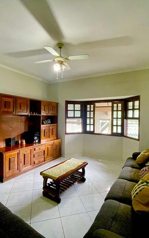 Casa à venda com 415m², 4 quartos e 5 vagas Casa à venda com 415m², 4 quartos e 5 vagasSala